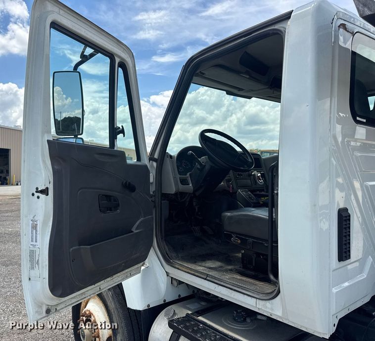 image for item EN4565 2010 International 7400 roll-off container truck