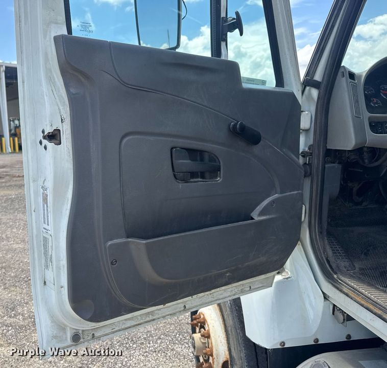 image for item EN4565 2010 International 7400 roll-off container truck