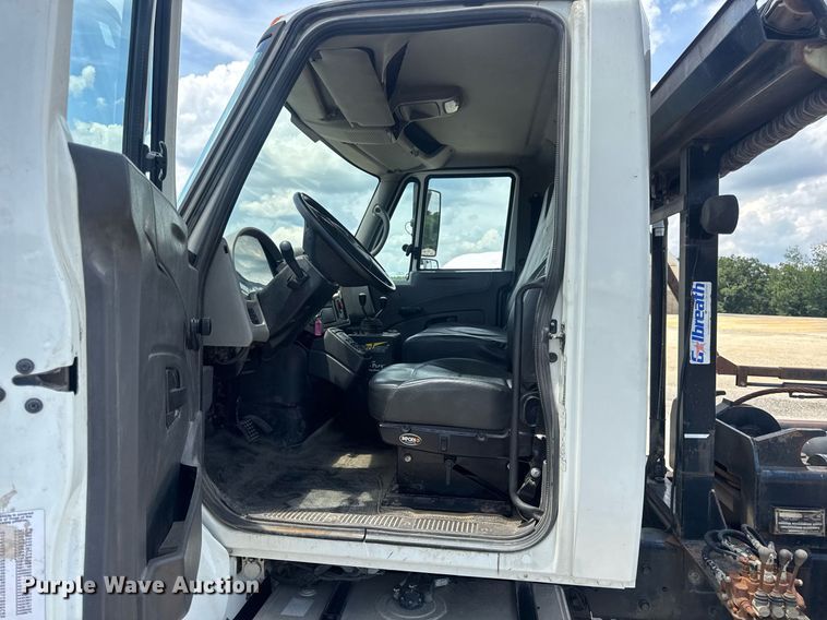 image for item EN4565 2010 International 7400 roll-off container truck