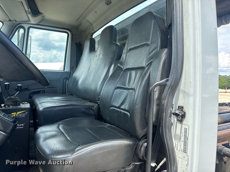 image for item EN4565 2010 International 7400 roll-off container truck