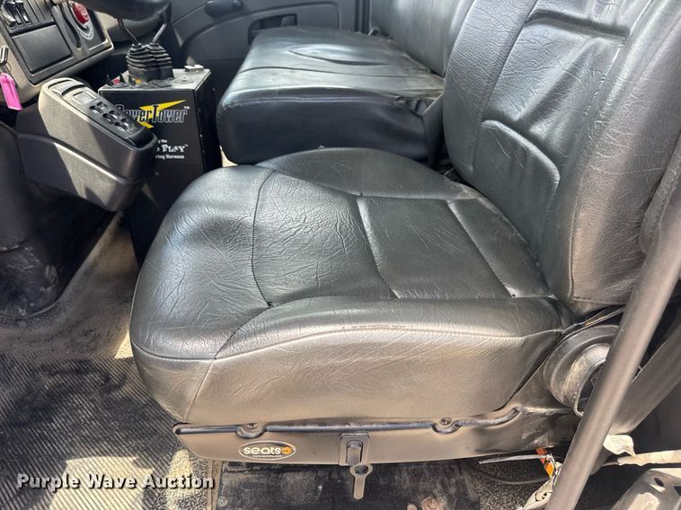 image for item EN4565 2010 International 7400 roll-off container truck