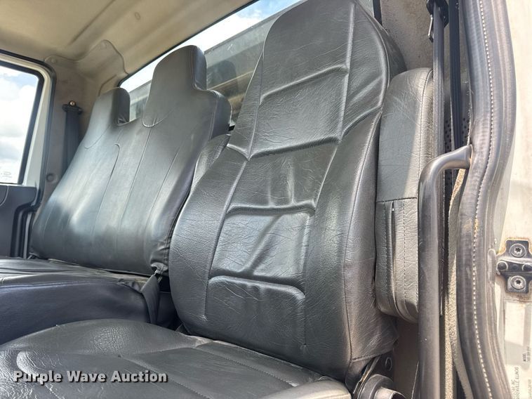 image for item EN4565 2010 International 7400 roll-off container truck