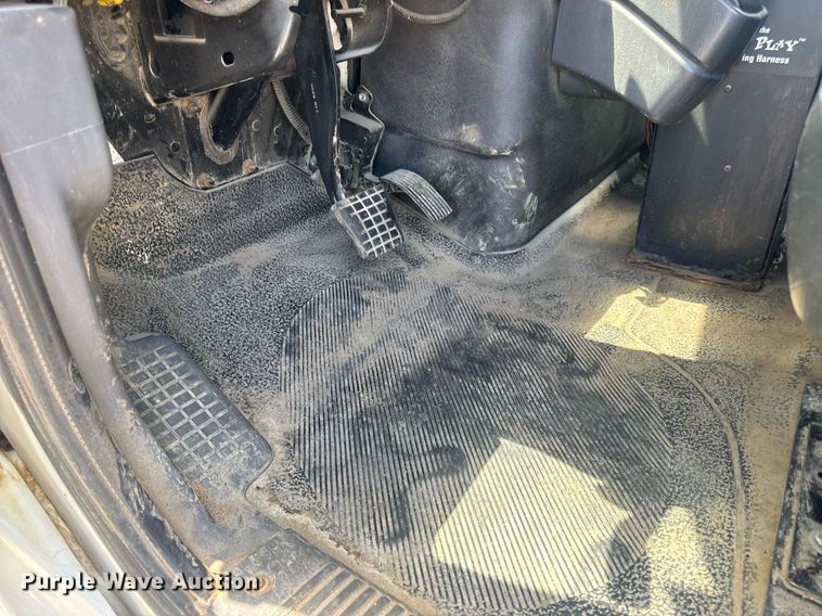 image for item EN4565 2010 International 7400 roll-off container truck