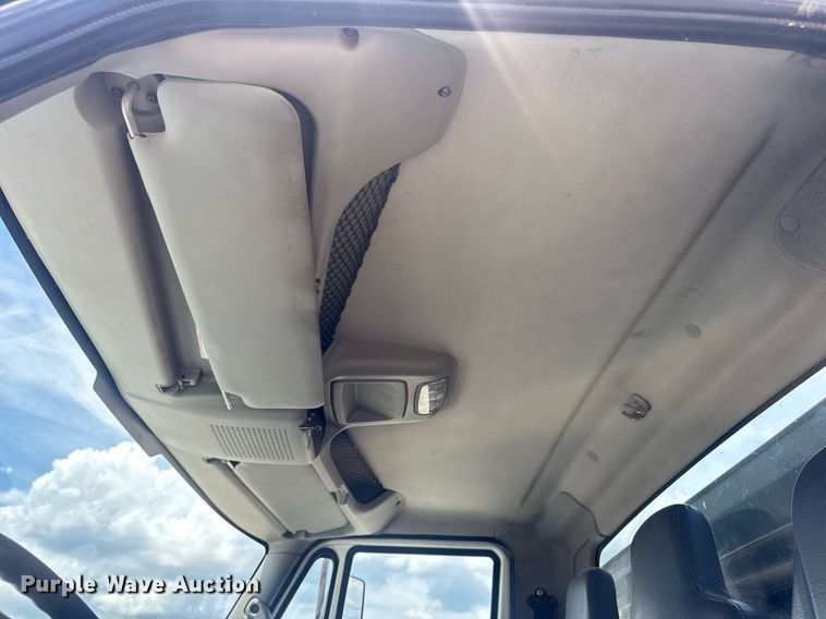 image for item EN4565 2010 International 7400 roll-off container truck