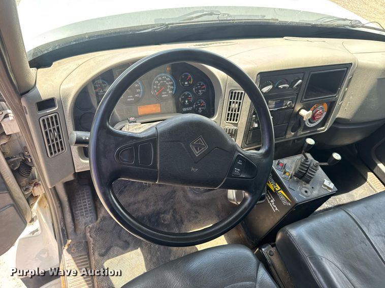 image for item EN4565 2010 International 7400 roll-off container truck