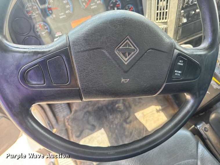 image for item EN4565 2010 International 7400 roll-off container truck