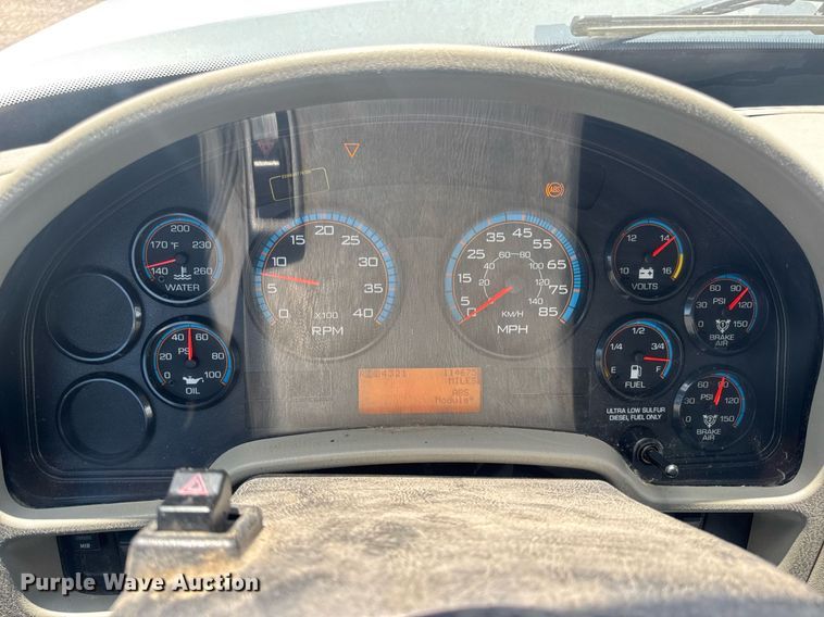 image for item EN4565 2010 International 7400 roll-off container truck