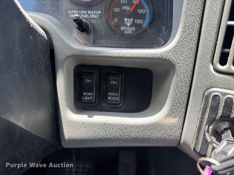 image for item EN4565 2010 International 7400 roll-off container truck