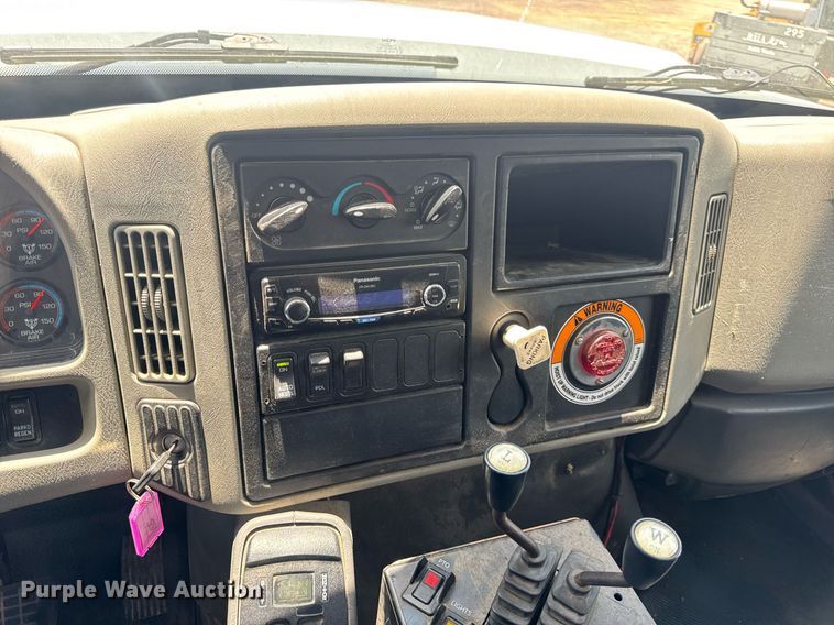 image for item EN4565 2010 International 7400 roll-off container truck