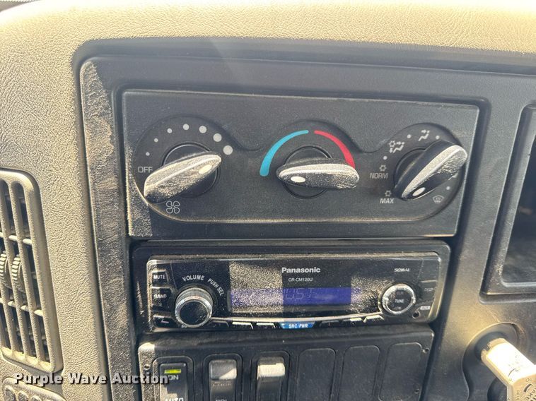 image for item EN4565 2010 International 7400 roll-off container truck