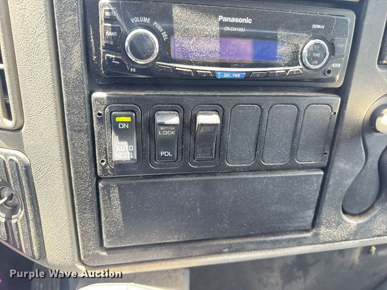 image for item EN4565 2010 International 7400 roll-off container truck