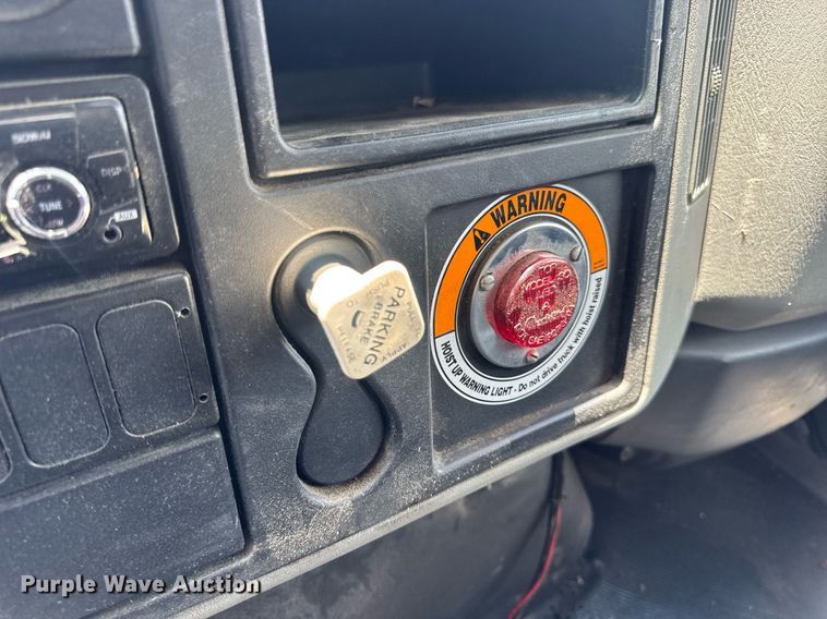 image for item EN4565 2010 International 7400 roll-off container truck