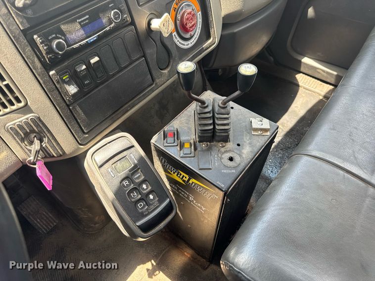 image for item EN4565 2010 International 7400 roll-off container truck