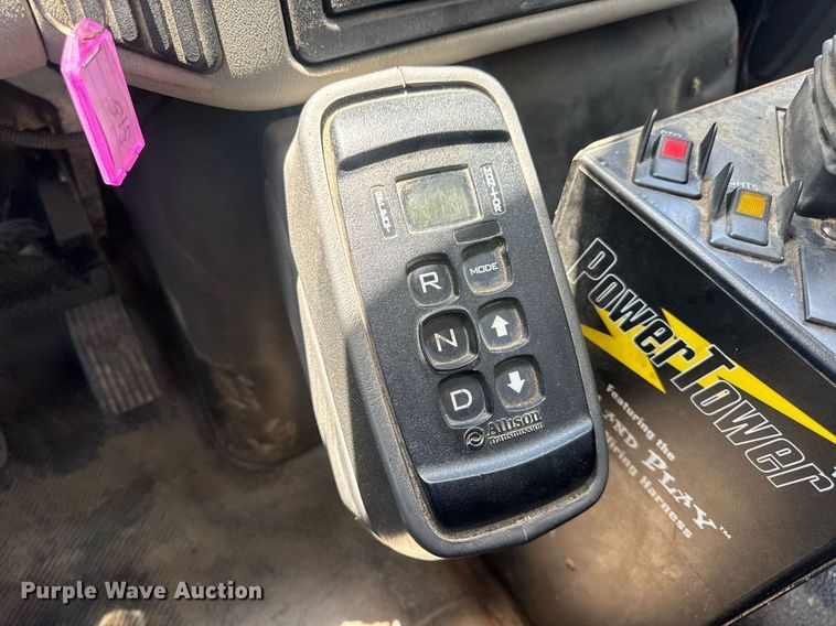 image for item EN4565 2010 International 7400 roll-off container truck