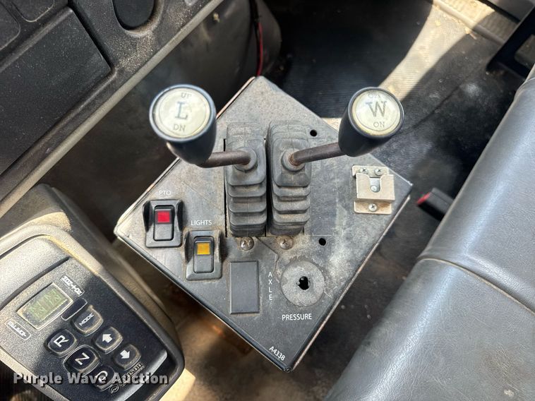 image for item EN4565 2010 International 7400 roll-off container truck