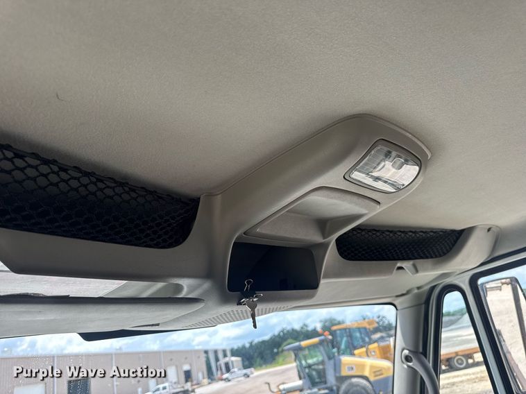 image for item EN4565 2010 International 7400 roll-off container truck