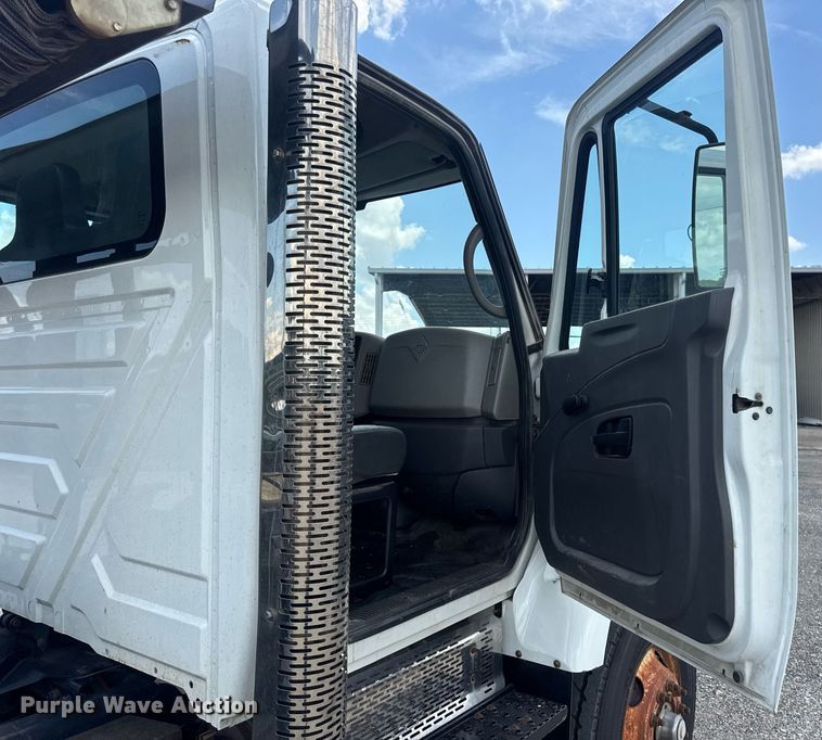 image for item EN4565 2010 International 7400 roll-off container truck