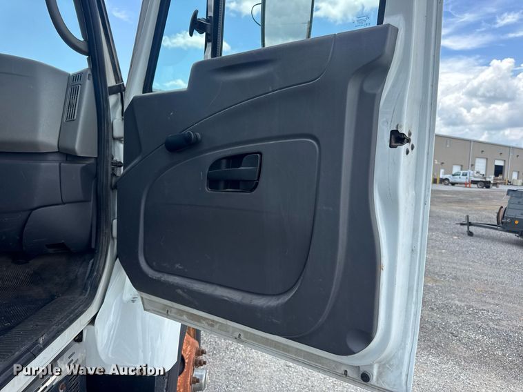 image for item EN4565 2010 International 7400 roll-off container truck