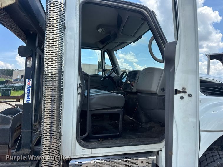 image for item EN4565 2010 International 7400 roll-off container truck