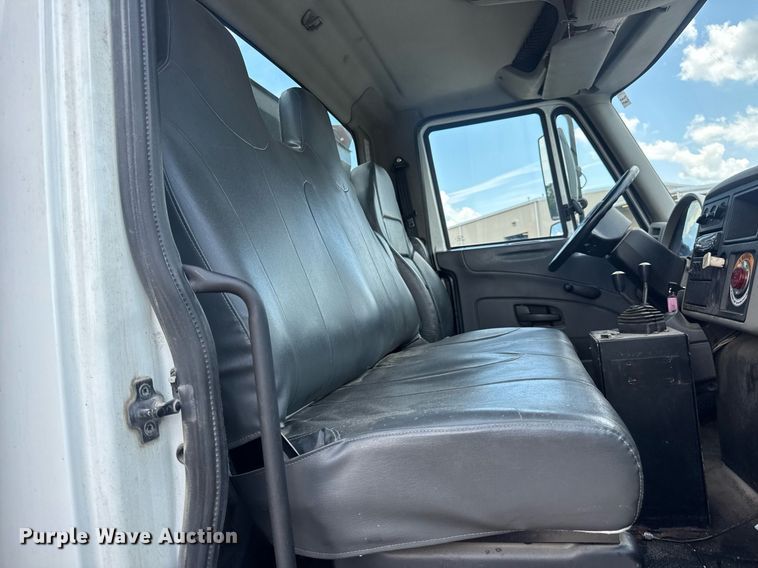 image for item EN4565 2010 International 7400 roll-off container truck