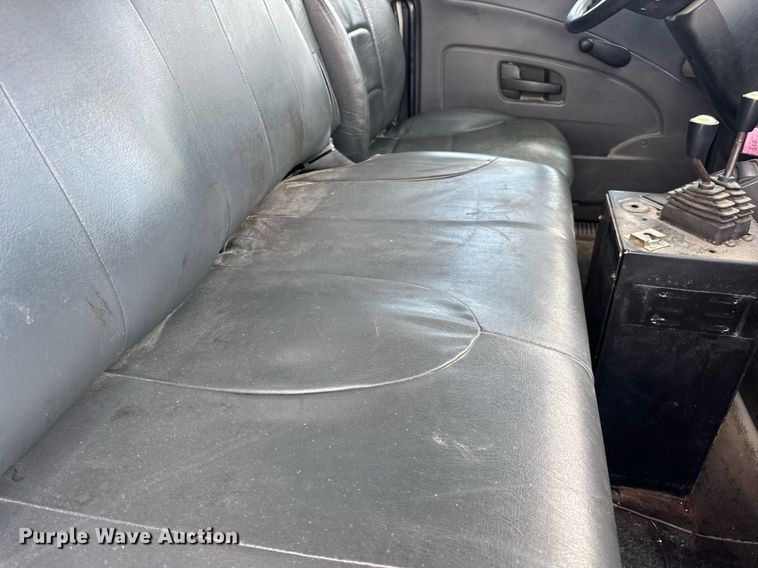 image for item EN4565 2010 International 7400 roll-off container truck