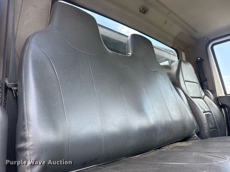 image for item EN4565 2010 International 7400 roll-off container truck