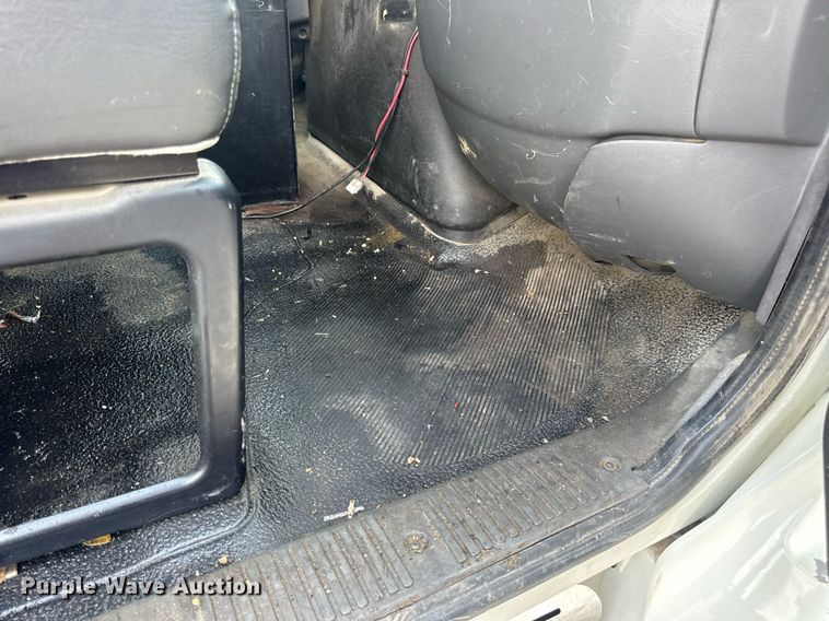 image for item EN4565 2010 International 7400 roll-off container truck