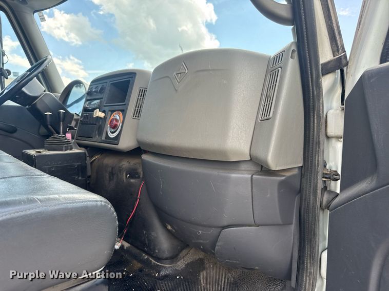 image for item EN4565 2010 International 7400 roll-off container truck