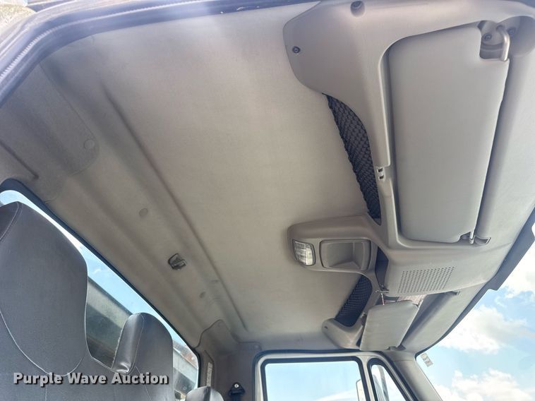 image for item EN4565 2010 International 7400 roll-off container truck