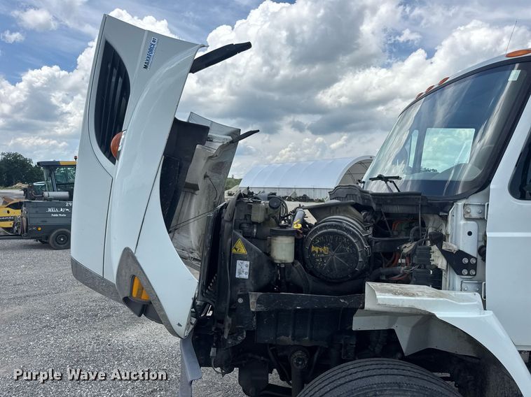 image for item EN4565 2010 International 7400 roll-off container truck