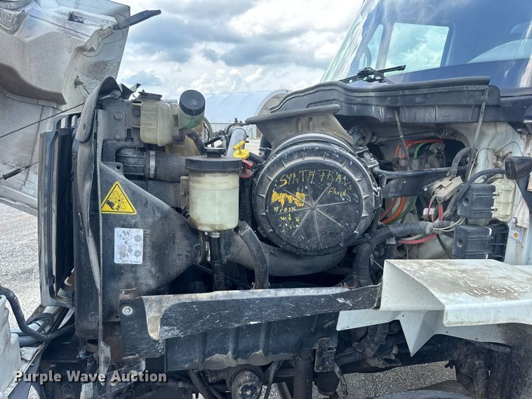 image for item EN4565 2010 International 7400 roll-off container truck