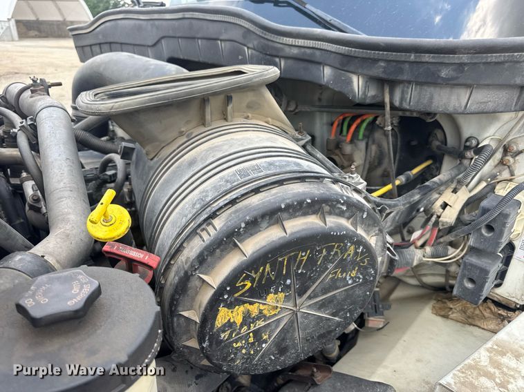 image for item EN4565 2010 International 7400 roll-off container truck