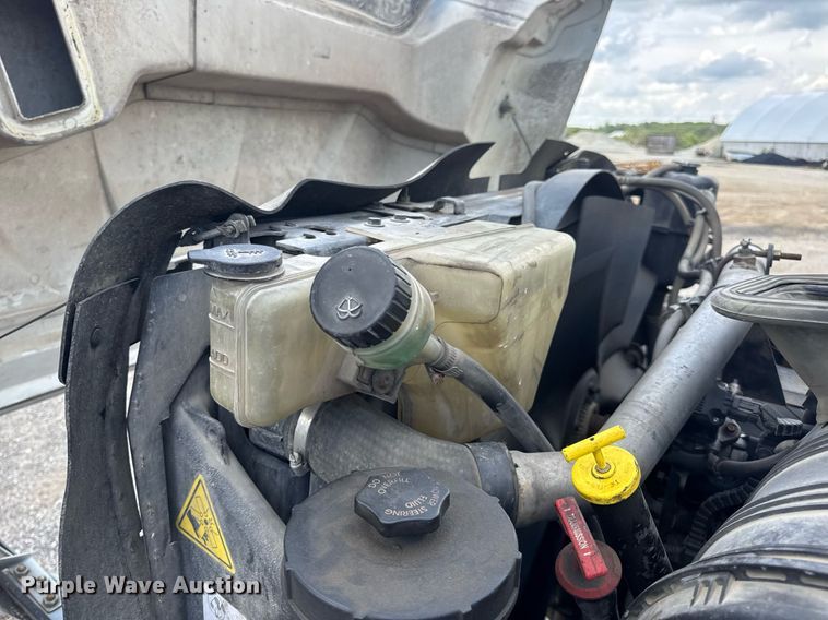 image for item EN4565 2010 International 7400 roll-off container truck