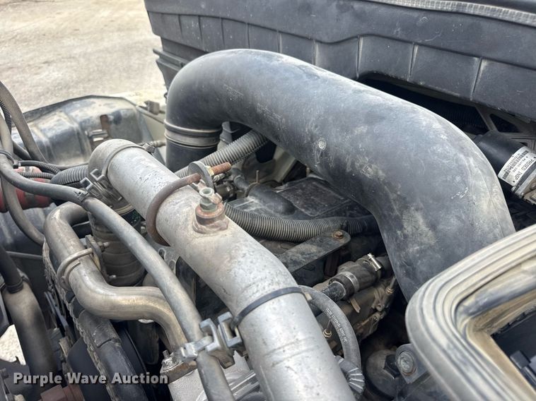 image for item EN4565 2010 International 7400 roll-off container truck