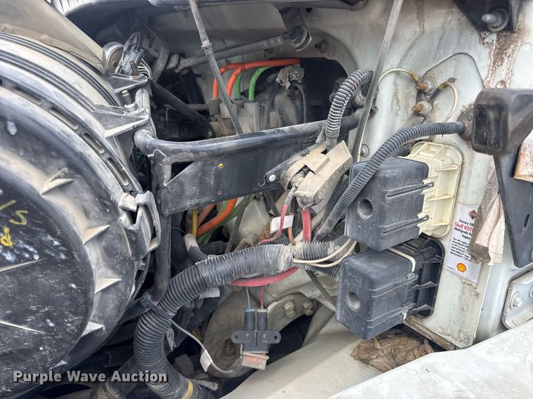 image for item EN4565 2010 International 7400 roll-off container truck