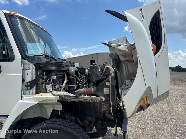 image for item EN4565 2010 International 7400 roll-off container truck