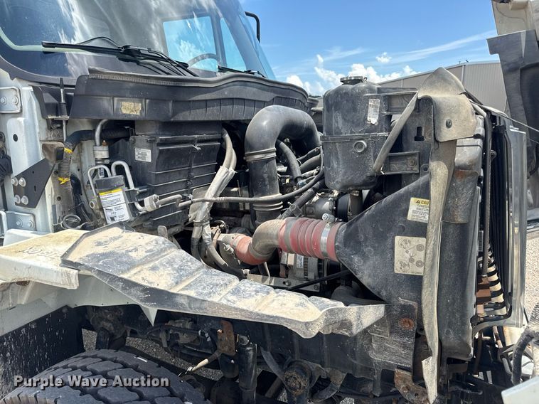 image for item EN4565 2010 International 7400 roll-off container truck