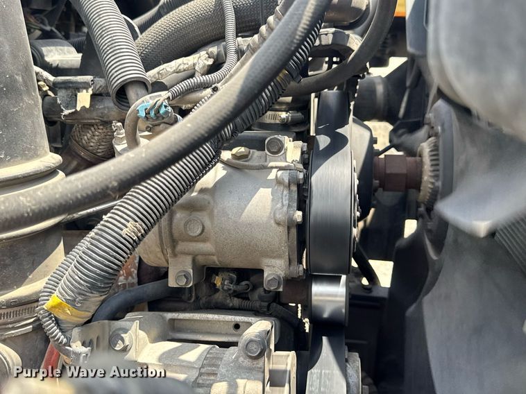 image for item EN4565 2010 International 7400 roll-off container truck