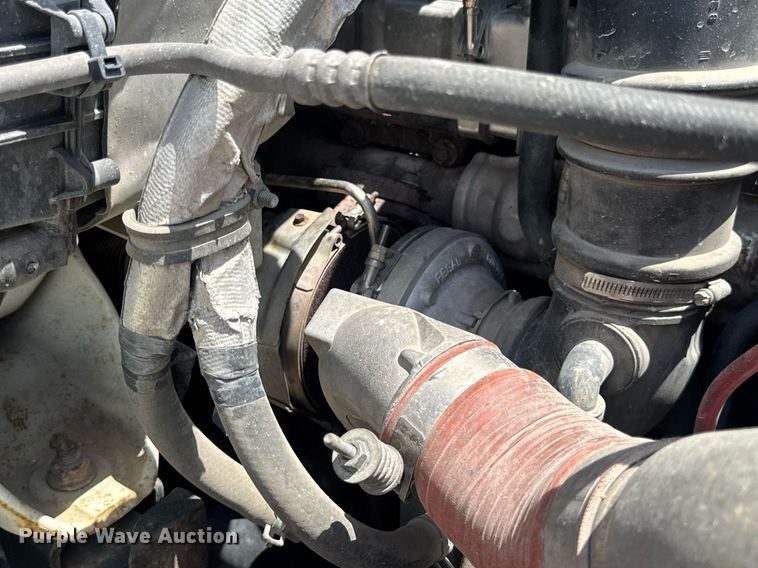 image for item EN4565 2010 International 7400 roll-off container truck