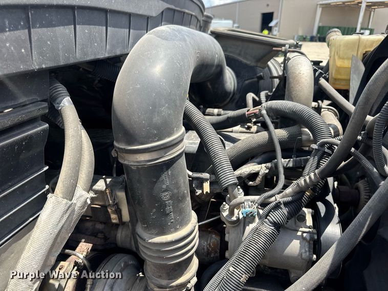 image for item EN4565 2010 International 7400 roll-off container truck