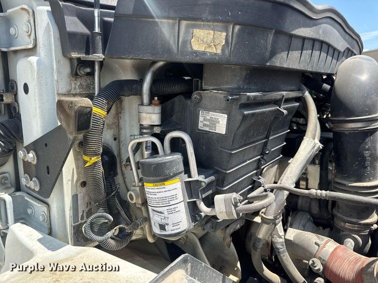 image for item EN4565 2010 International 7400 roll-off container truck