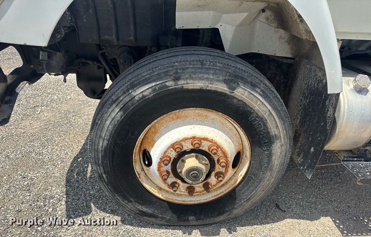 image for item EN4565 2010 International 7400 roll-off container truck