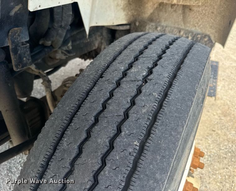 image for item EN4565 2010 International 7400 roll-off container truck