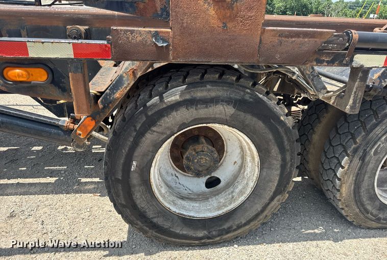 image for item EN4565 2010 International 7400 roll-off container truck