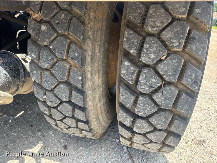 image for item EN4565 2010 International 7400 roll-off container truck