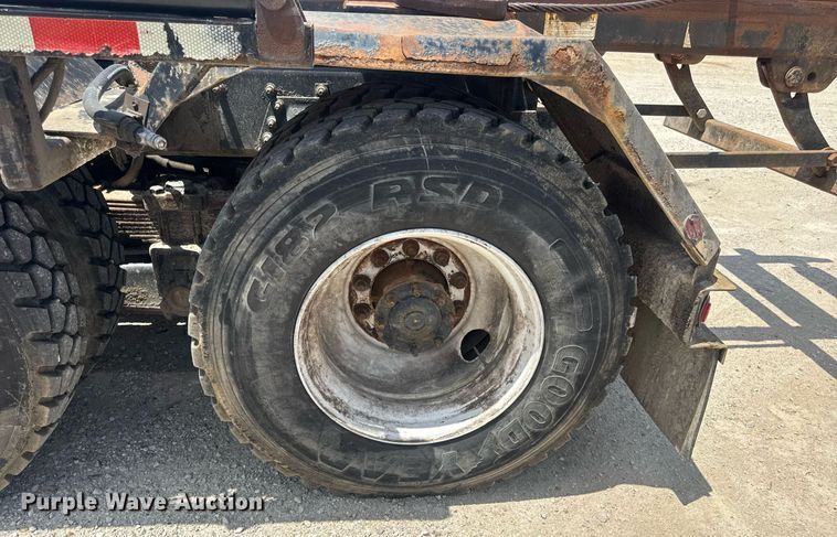 image for item EN4565 2010 International 7400 roll-off container truck