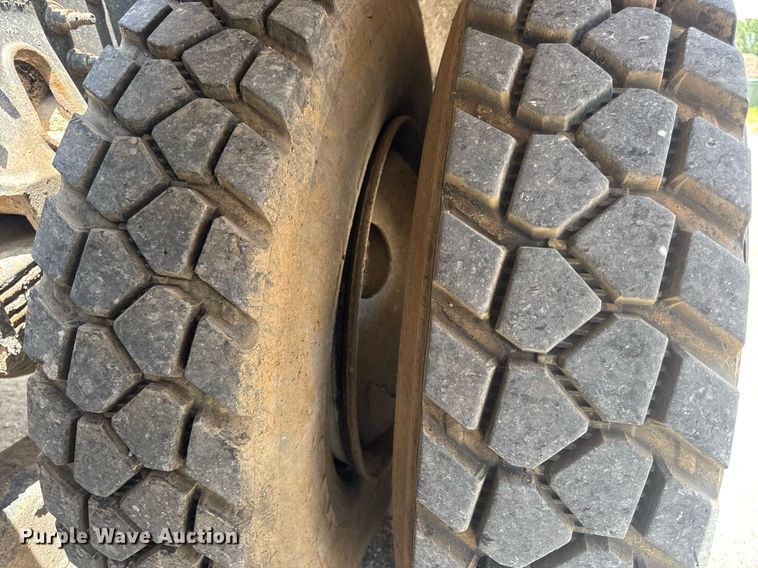 image for item EN4565 2010 International 7400 roll-off container truck