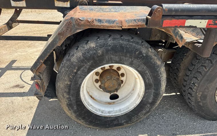 image for item EN4565 2010 International 7400 roll-off container truck