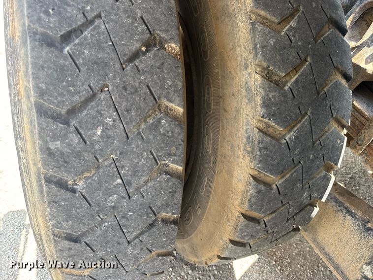 image for item EN4565 2010 International 7400 roll-off container truck