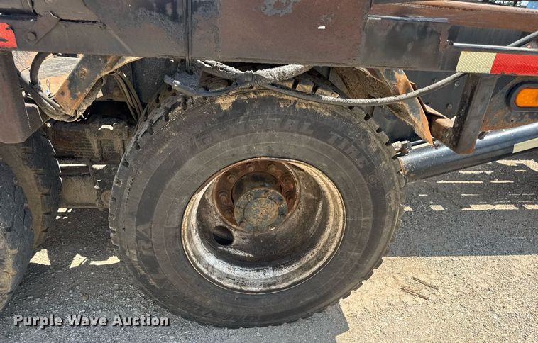 image for item EN4565 2010 International 7400 roll-off container truck